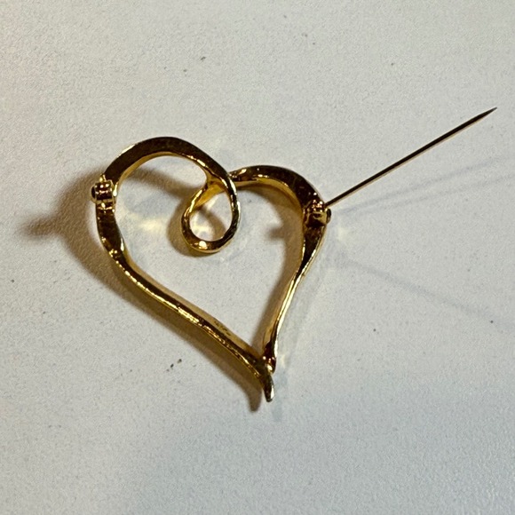 Heart Brooch Gold Tone Modernist Open Swirl Design Women's Jewelry Pin - Picture 3 of 3